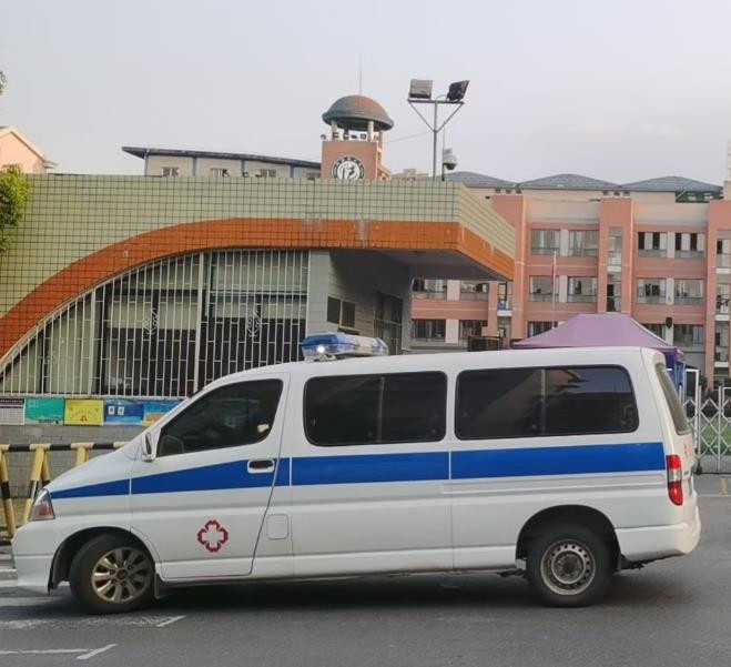 望谟救护车出租护送骨折病人一公里多少钱